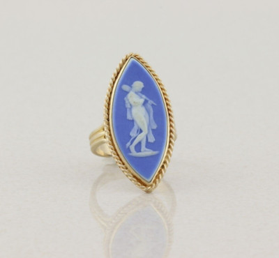 14k Yellow Gold Blue Wedgewood Cameo Ring Vintage 7.5 grams  Size 7
