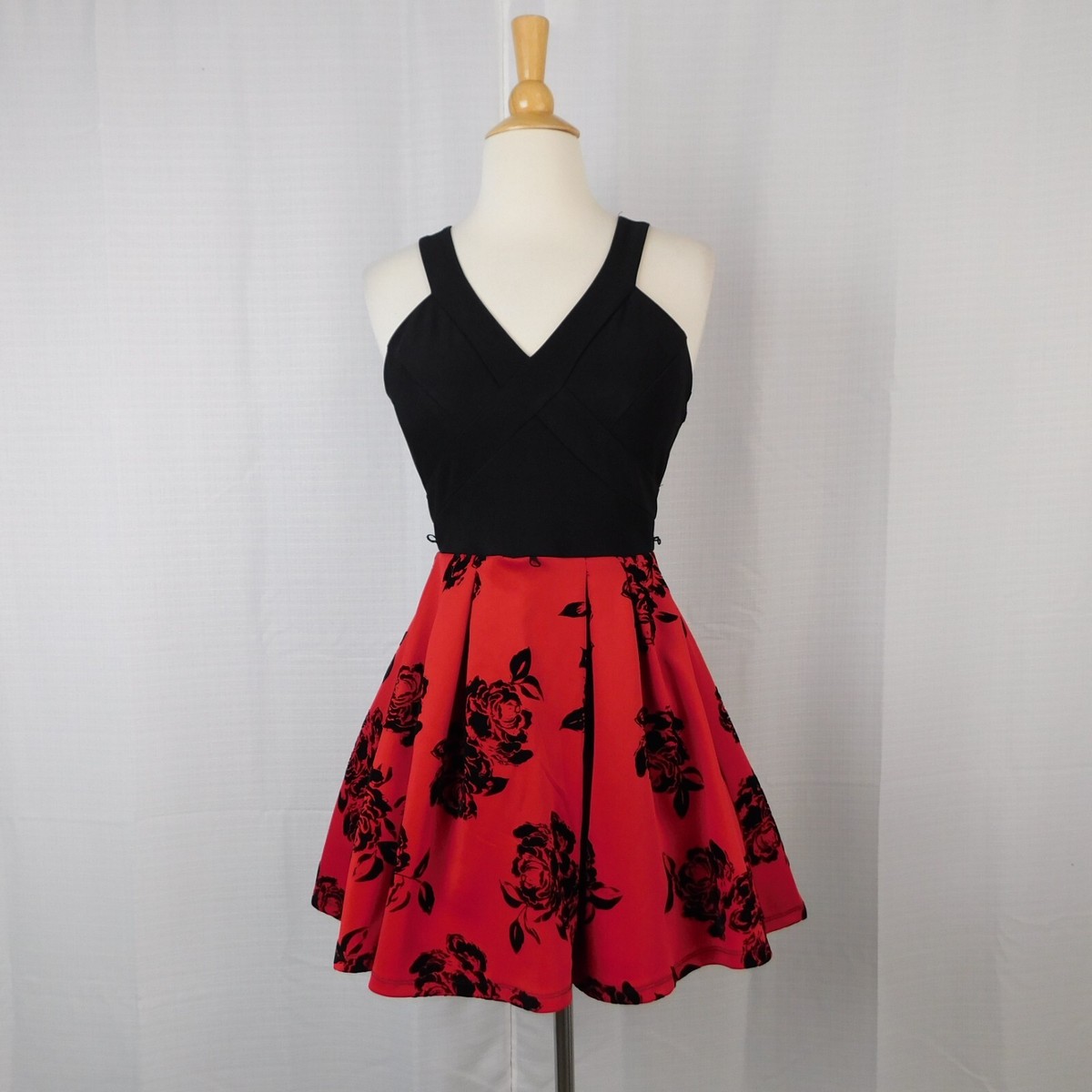 slim fit dress slacks Elegant Halter Fit-and-Flare Dress with Floral Lace Detailing
