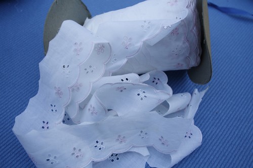 dentelle VICHY neuve BLANCHE et ROSE 3,40 x 2,5 dentelle VICHY neuve BLANCHE et ROSE 3,40 x 2,5