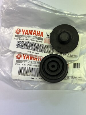 YAMAHA RS100 RS125 SEAT RUBBERS X 2 GENUINE 76 -
