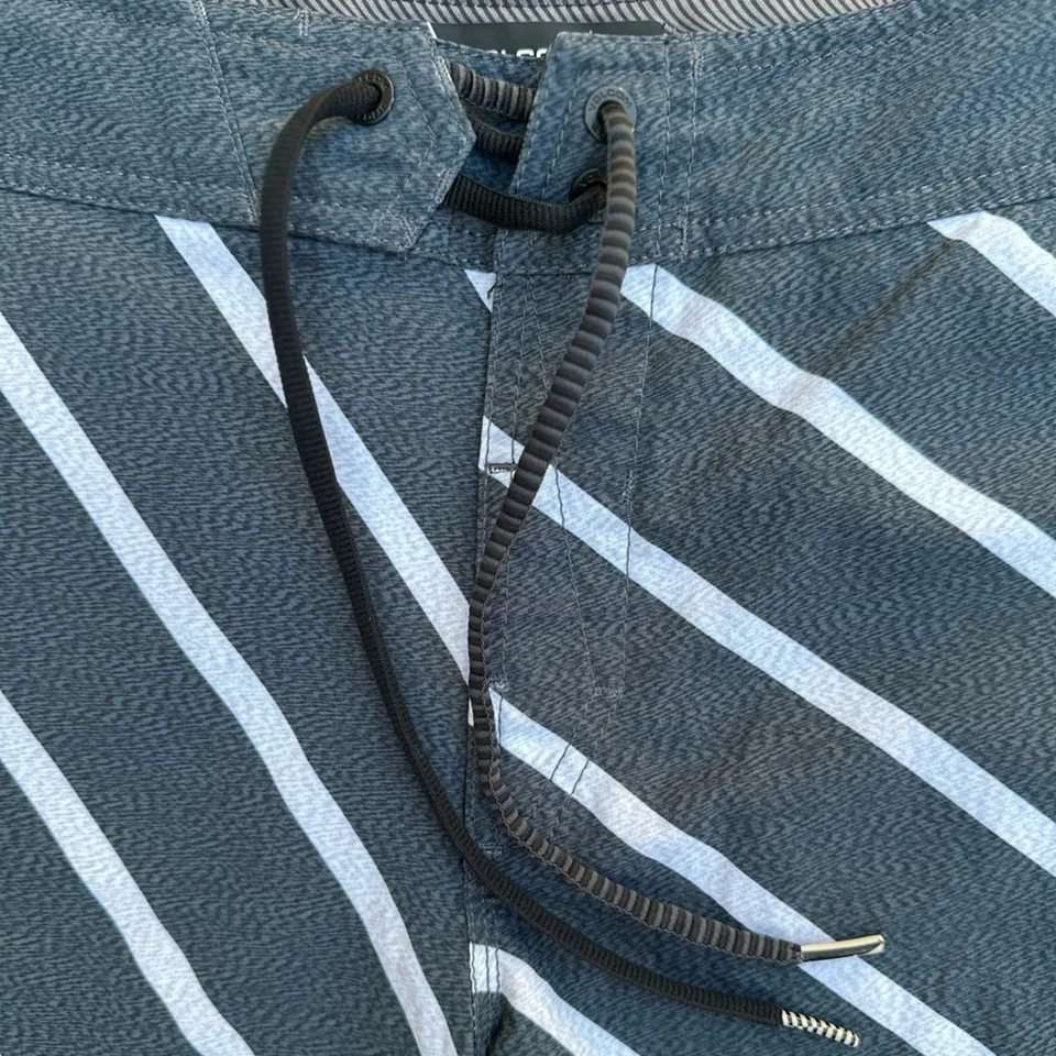 Volcom Quarta Mod Tech Boardshorts Surf Beach Swim Trunks Striped Logo Patch 29 - Image 4 of 4