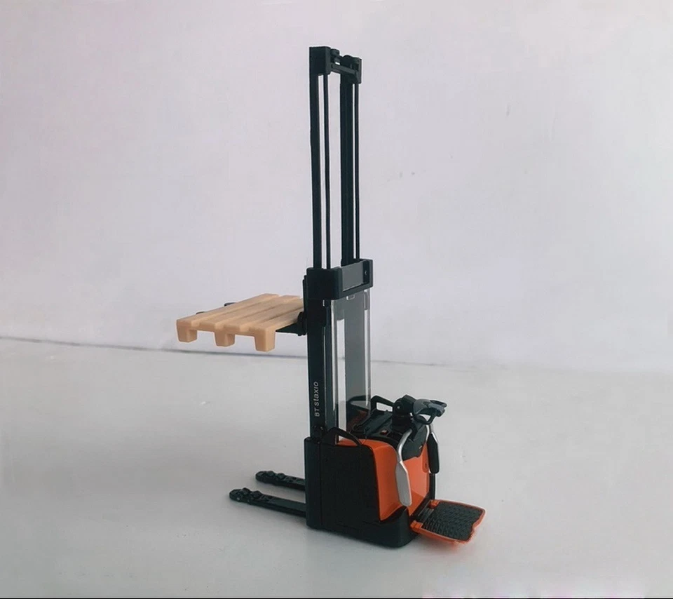 Carretilla elevadora eléctrica escala 1/24 BT Staxio SPE160L vehículo modelo diecast Foto 2 de 4