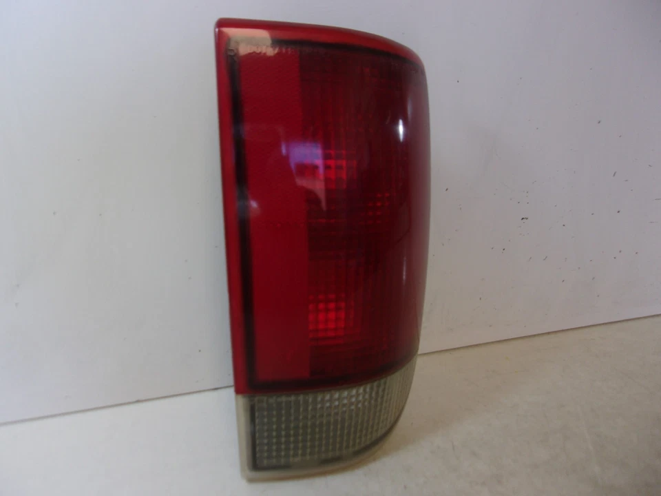 1995 - 2005 Chevrolet S10 Blazer / GMC S15 Jimmy Passenger RH Tail Light OEM - Image 2 of 4