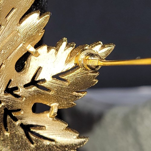 Trifari* Maple Leaf Brooch ,goldtone 2"×1" 3/4" Perfect Condition - Picture 5 of 8