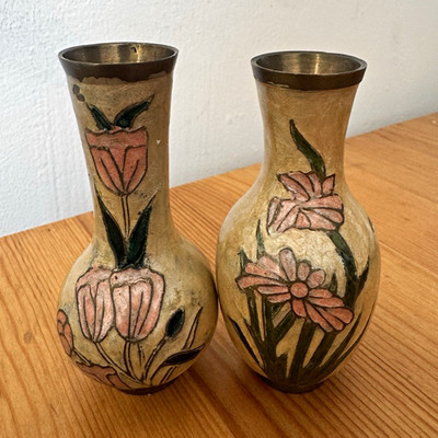 Paar Vintage Knospenvasen aus Messing und Emaille mit floralen Motiven siehe Fotos