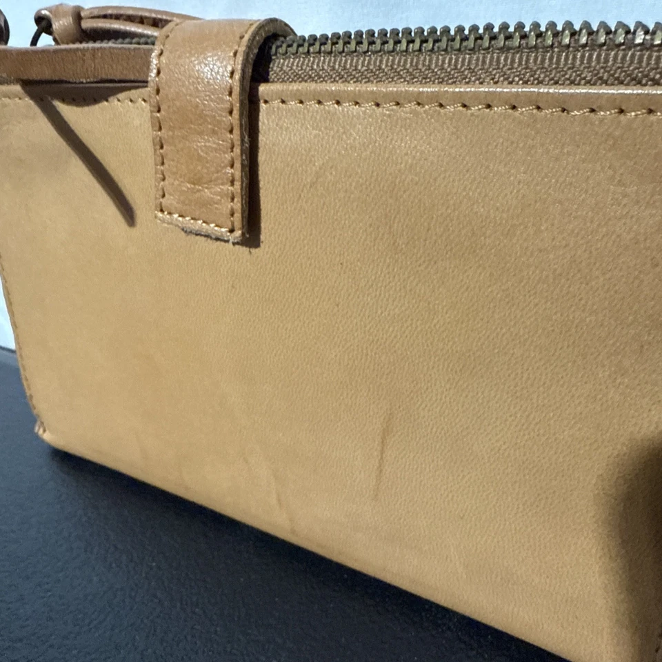 Cartera con soporte para teléfono de cuero Rayla Lucky Brand marrón coñac Foto 3 de 4