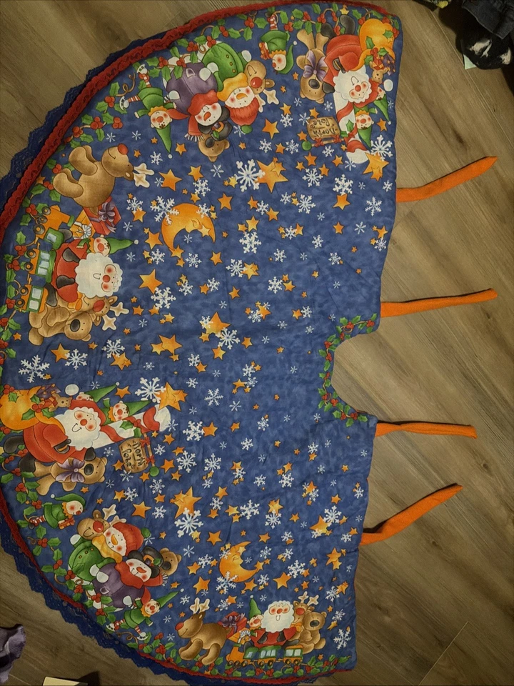 Falda de árbol de Navidad vintage hecha a mano de Santa en el Polo Norte, borde de encaje con volantes Foto 3 de 4