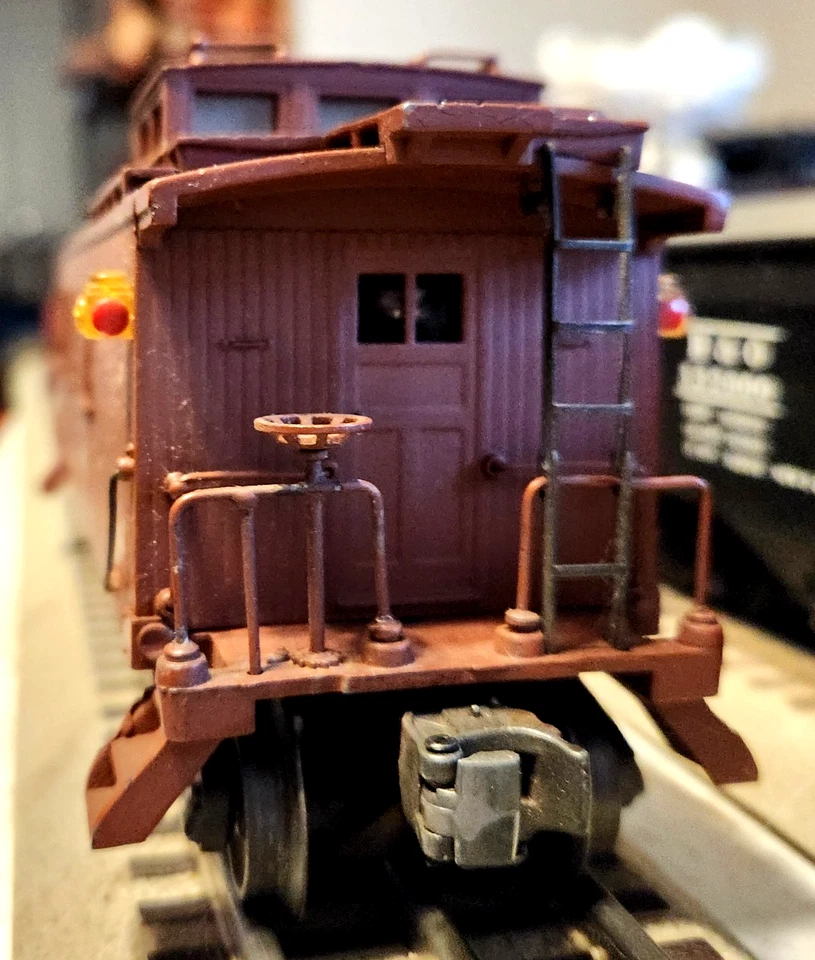 RARE Lionel 2957 CABOOSE IN GOOD CONDITION, IT HAS POSTWAR TRUCKS. - Image 2 of 4