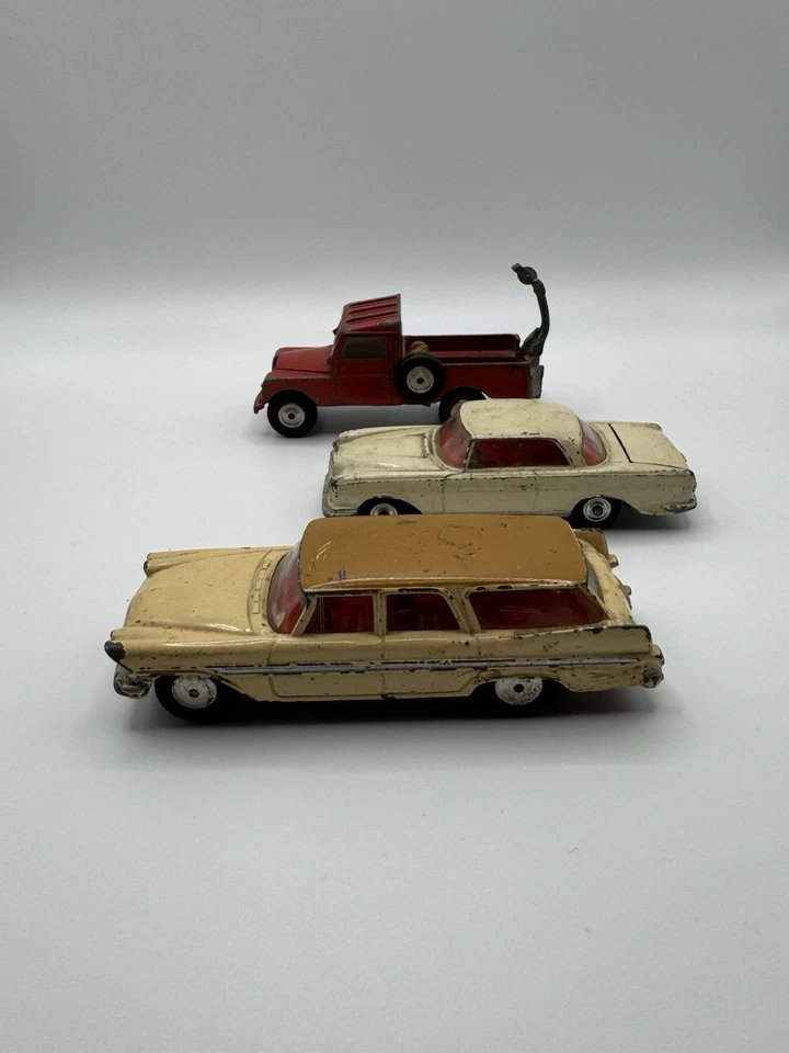 Lotto Corgi Toys scala 1:43 Mercedes 220 coupè, Land Rover c. attrezzi Suburban  - Immagine 3 di 4