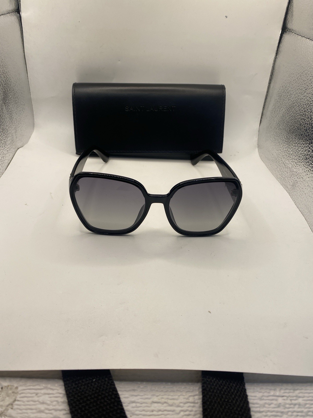 Occhiali da sole Saint Laurent Monogram SLM50 montatura nera e lenti sfumate grigie