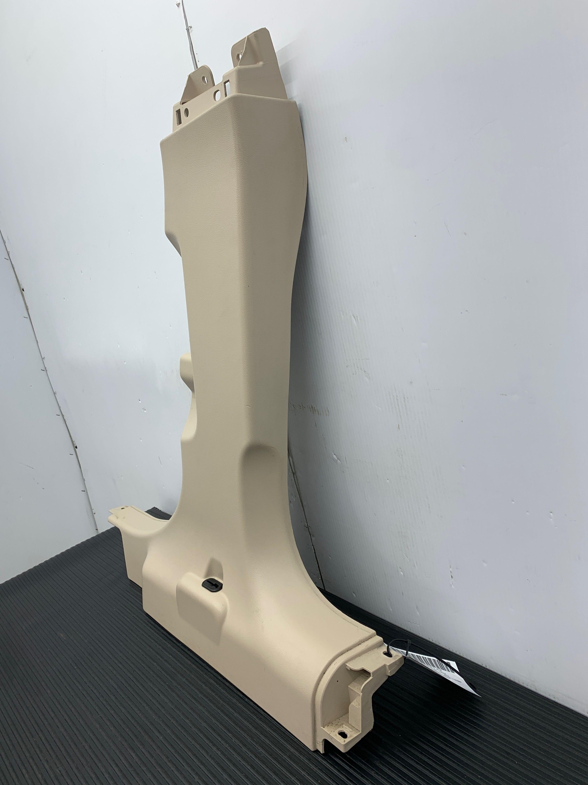 2014 - 2019 MASERATI GHIBLI M157 OEM RIGHT LOWER B-PILLAR TRIM | BEIGE 670019610