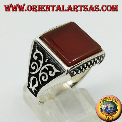 Anello in argento 925 ‰ con corniola quadrata piatta e decorazioni
