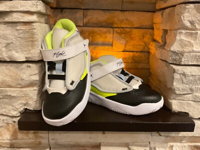 Jordan Kids Max Aura 4 , ( Little Kids) .Platinum Tint /Black/ Volt/Blue Tint