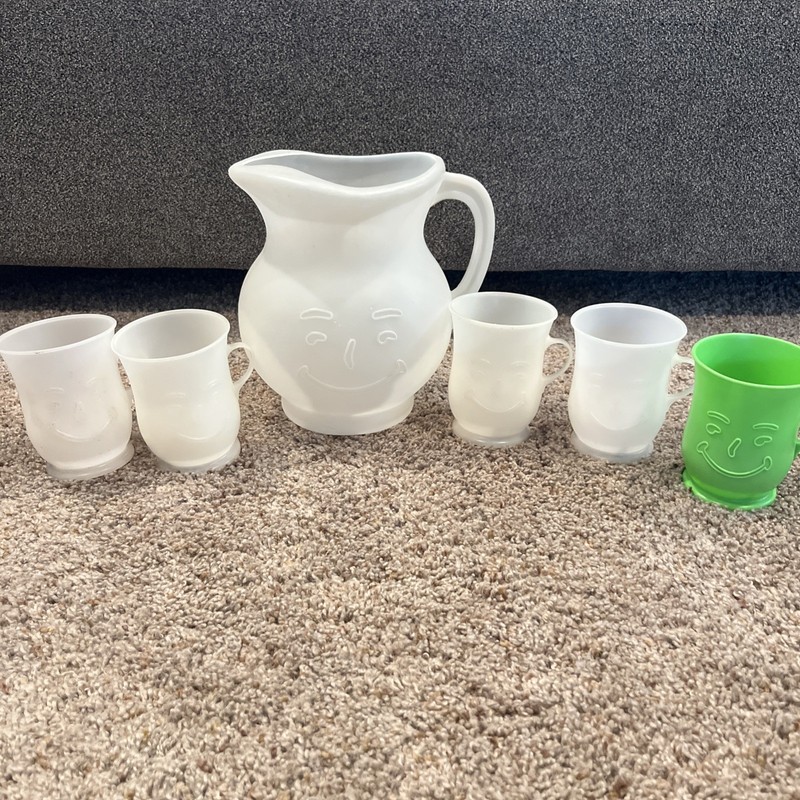 Vintage Kool Aid Man 2 Quart Plastic Pitcher & 5 Cups Glasses Clear/white 1980's