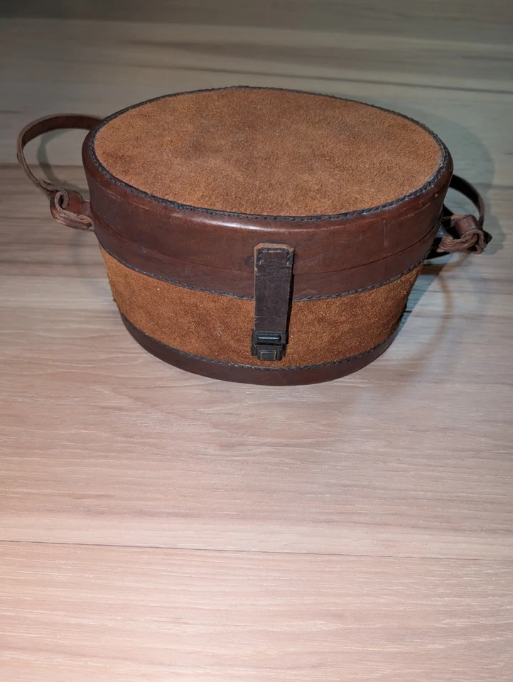 Antigua caja ovalada de cuero para hombre con cuello de cuero con correa de transporte usada en excelente estado Foto 2 de 4