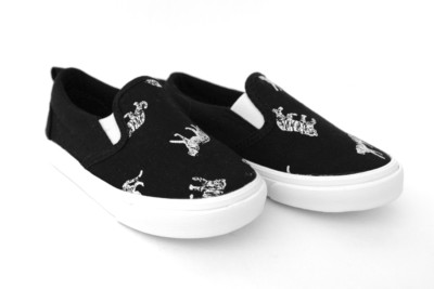 boys white canvas shoes