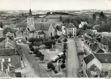 13618 cpsm 89 Quarré les Tombes - La Place