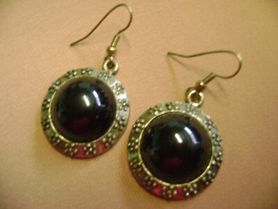 VINTAGE ROUND BLACK CABOCHON FLOWER BRASS TONE PIERCED EARRINGS
