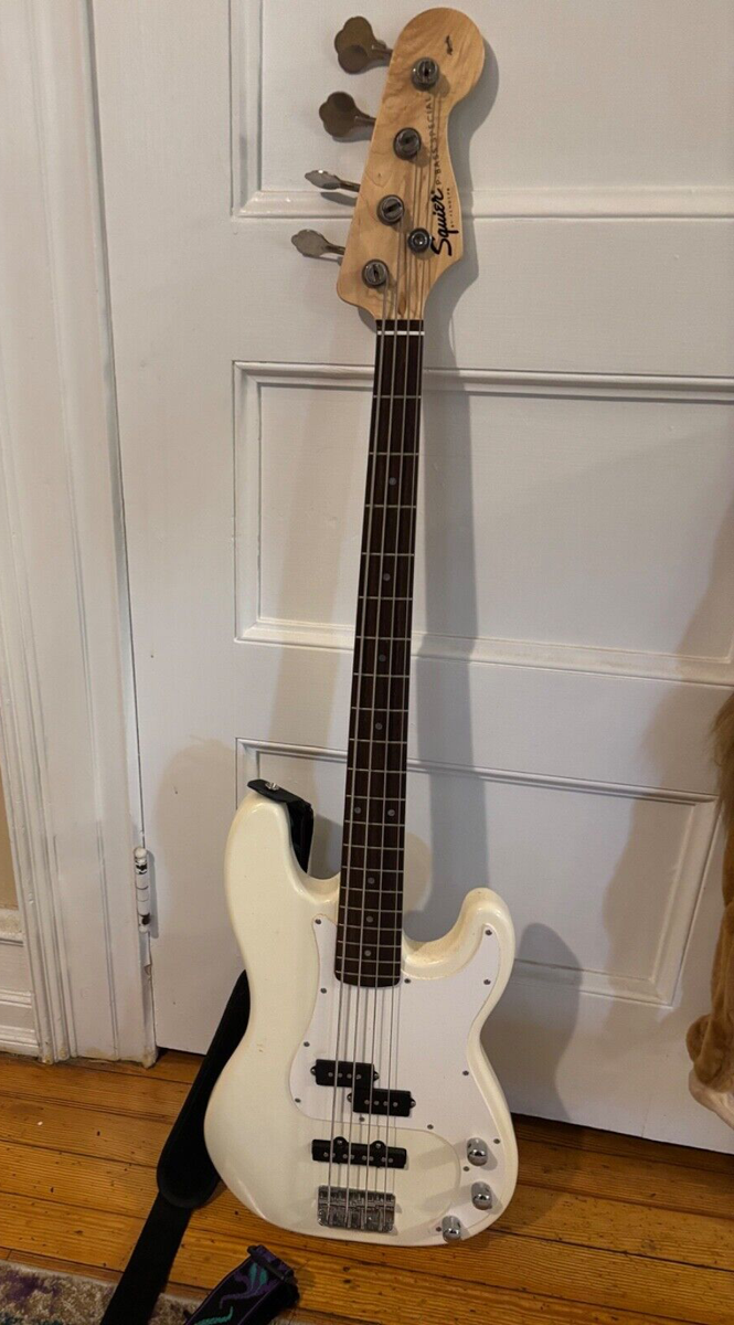Fender Squire P-Bass - Special-Affinity- Vintage - White 1994 Case