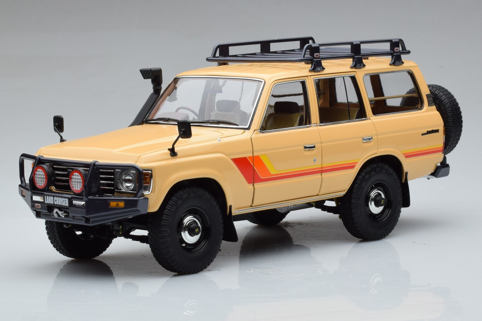 Toyota Land Cruiser 60 Beige With Optional Parts 1:18 Kyosho | 08956XBE