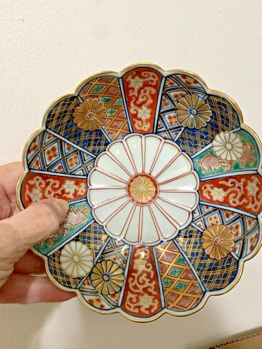 Early 19th Century JapaneseImari PorcelainScallopedGold Edges Chrysanthemum Bowl