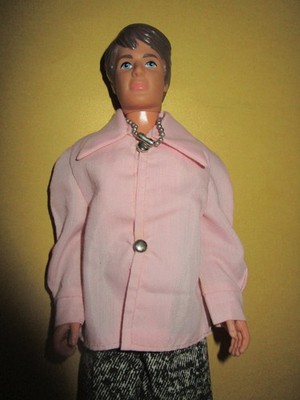 B-869) ALTE MÄNNLICHE BRÜNETTE NO NAME DOLL ZWEI TEILE KLEIDUNG+SCHWARZE SCHUHE