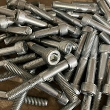 M10 x 65 Zylinderschrauben mit Innensechskant. Restposten 64. BZP. Neuer aber alter Lagerbestand