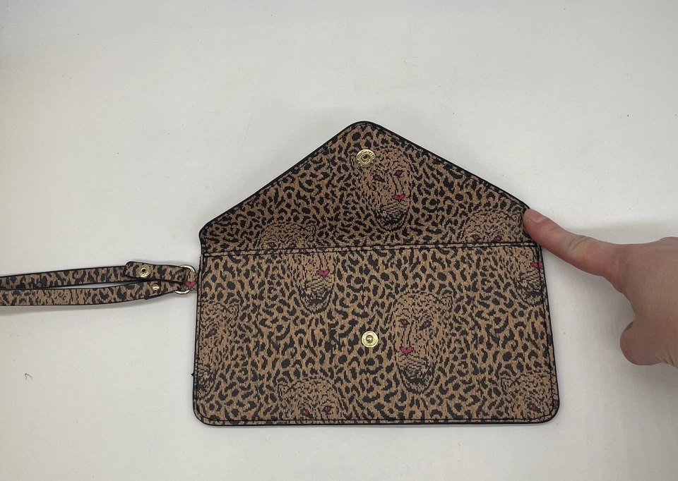 Bolso Muñequera Betsey Johnson Estampado Animal con Sobre a Presión Usado en Excelente Condición Foto 2 de 3