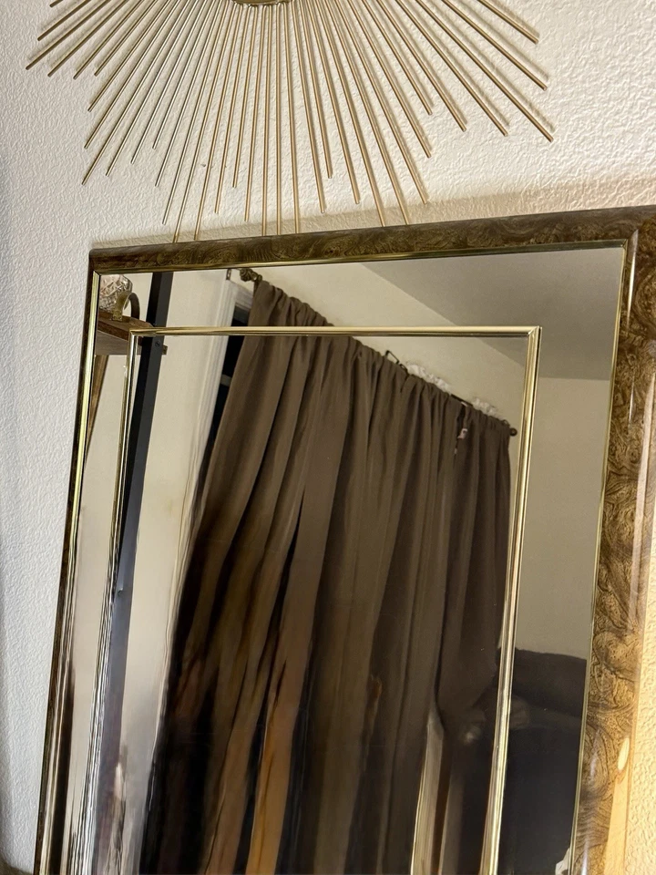 Espejo de pared estilo Mid-Century/Hollywood Regency burl e inserción de latón - 23” x 30” Foto 3 de 4