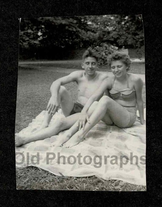 COUPLE SEXY SWIMSUITS LEGS FEET MAN SIDE-EYE @ WOMAN OLD/VINTAGE PHOTO-H440