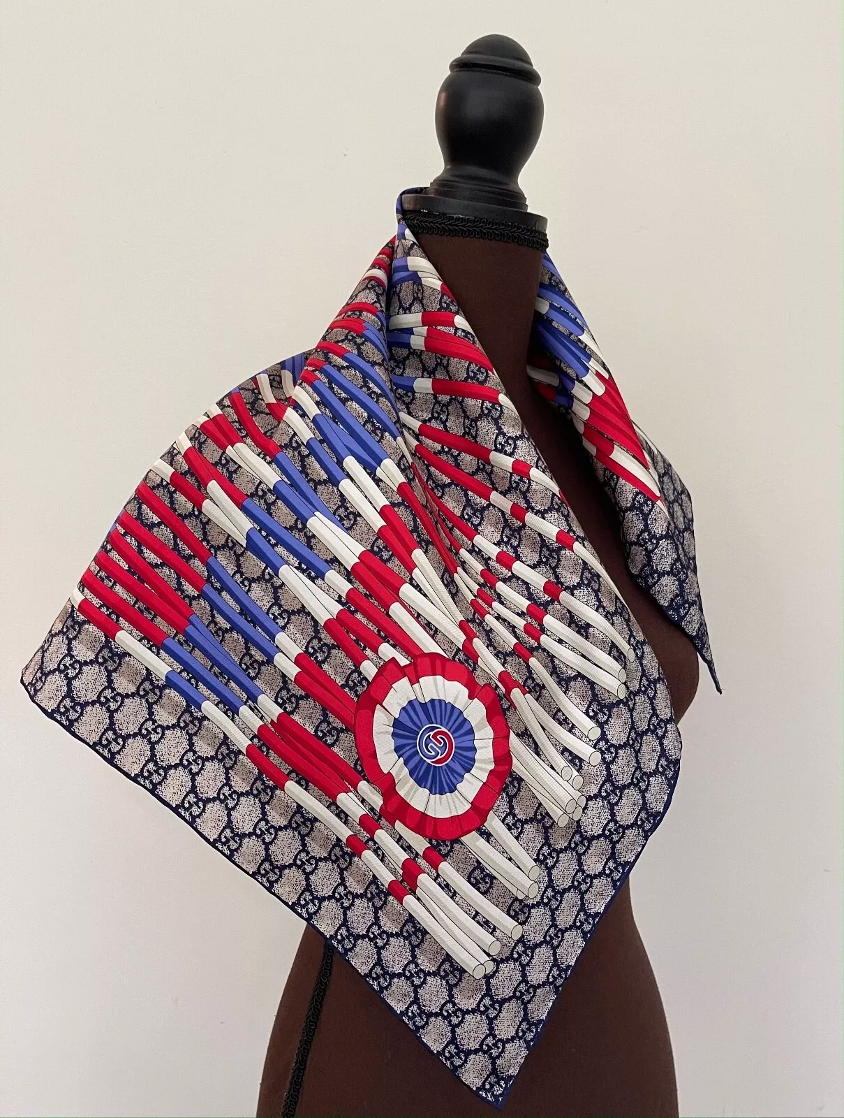Écharpe Gucci unisexe neuve logo GG bleu blanc rouge Gucci club rouge WEB enveloppe soie