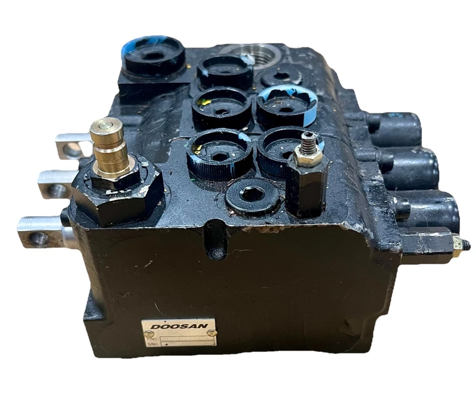 DOOSAN A215270 3 SPOOL HYDRAULIC VALVE DAEWOO, CAT, MITSUBISHI A000028687, NOS - Image 4 of 4