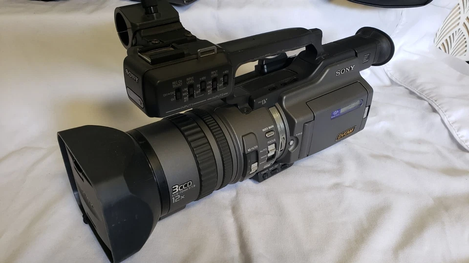 Sony DSR-150P MiniDV Digital Camcorder - Image 2 of 4