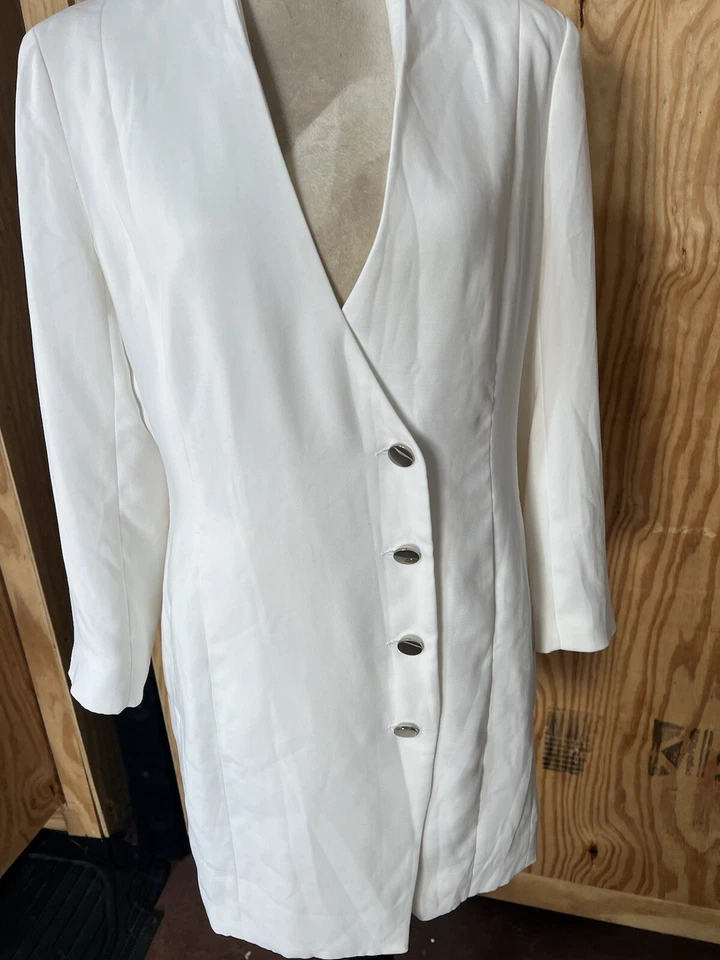 Vestido blazer con botones dorados corte escote profundo. Foto 2 de 4