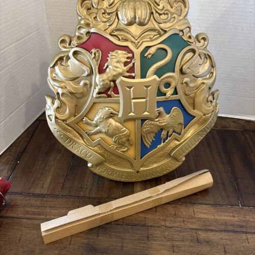 Harry Potter Hogwarts Crest Light w/ Wand (Wand Turns on Light) Wizarding World - Picture 3 of 8