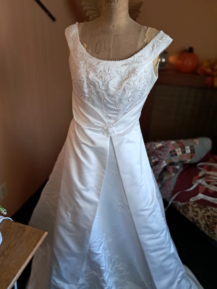 Impresionante De Colección ~ Cuentas/Brocada ~ Vestido de Novia ~ ¡Caja de Almacenamiento Protectora! Talla 10 Usado en Excelente Condición! Foto 4 de 4