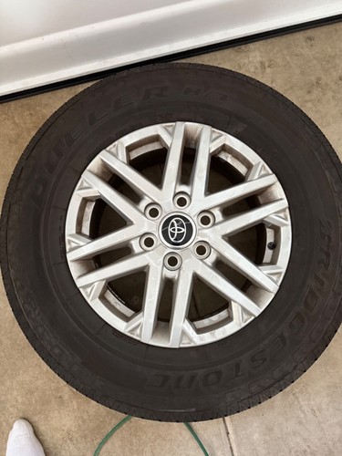 SR5 Tundra 265/70/r18 wheel & tires used - Picture 5 of 10