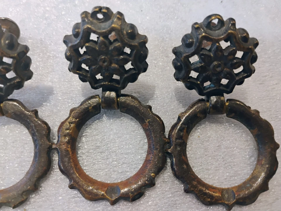 Lote de 4 tiradores de cajón antiguos redondos con anillo colgante de latón Foto 3 de 4