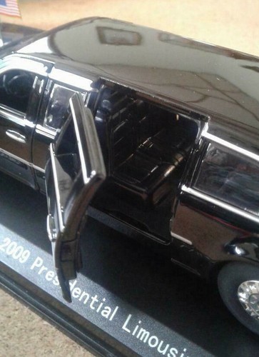 Obama's Limo 2009 Scale is 1:43,Diecast, comes with a police escort,see photo - Picture 7 of 12