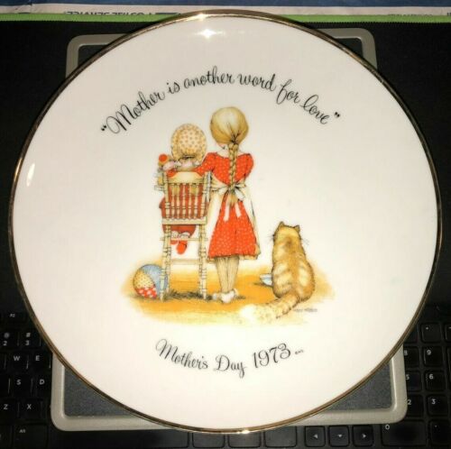 HOLLY HOBBIE 1973 Mother's Day MOTHER Another Word For Love Porcelain Plate  - Afbeelding 1 van 2