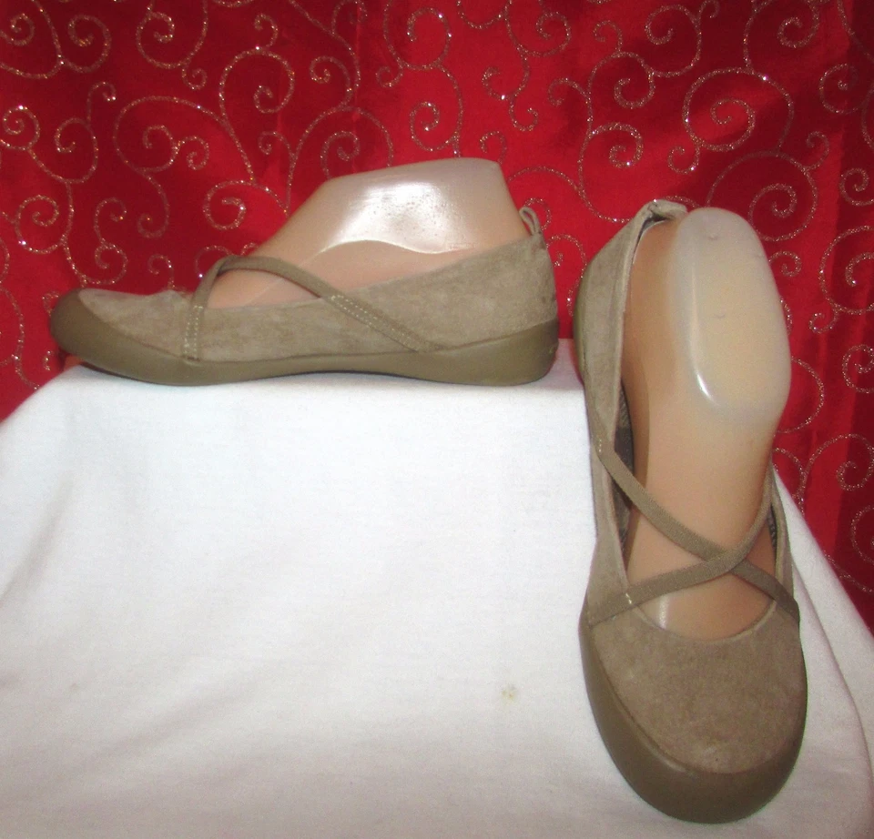 ROCKET DOG SZ 7 LT.TAN SUEDE CRISSCROSS ELASTIC TOP MARY JANE FLATS/RUBBER/SOLE - Image 4 of 4