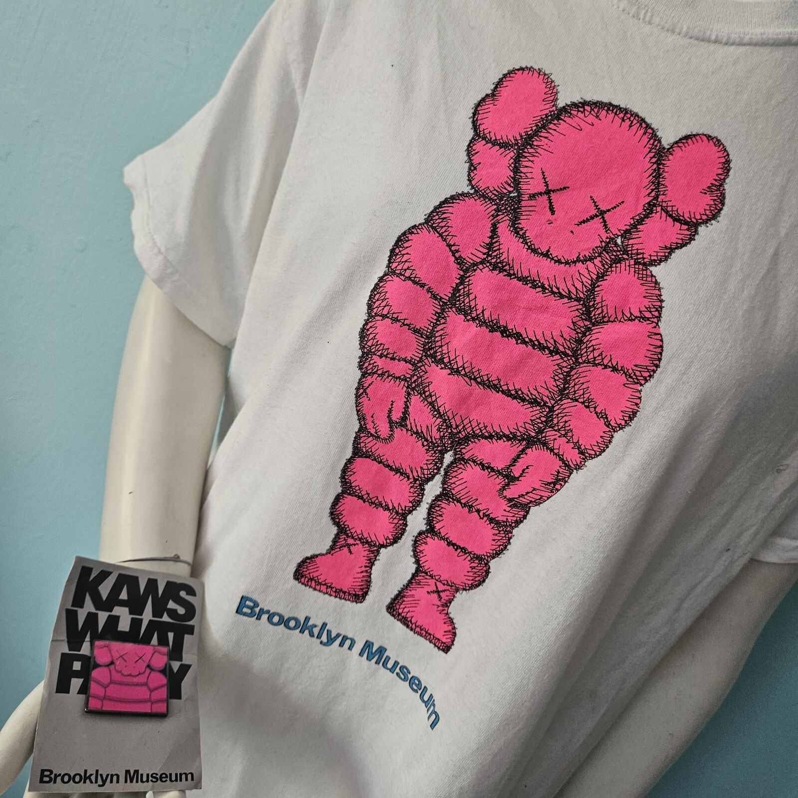 ALTRA T shirt KAWS X Brooklyn Mus What Party Companion lotto pin rosa esclusiva