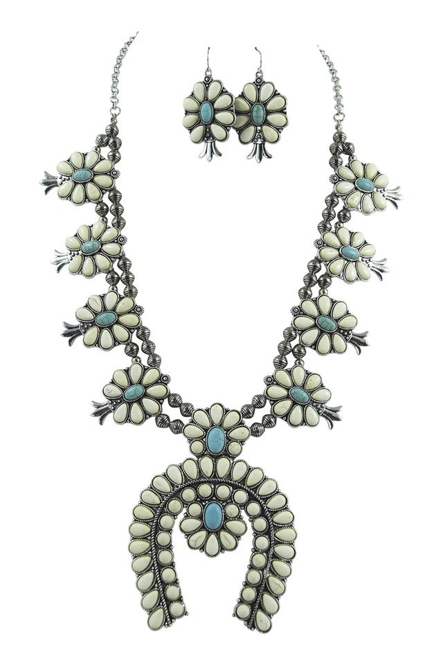 Collar y pendientes Western de piedra blanca y azul grandes con flor de calabaza Foto 2 de 4