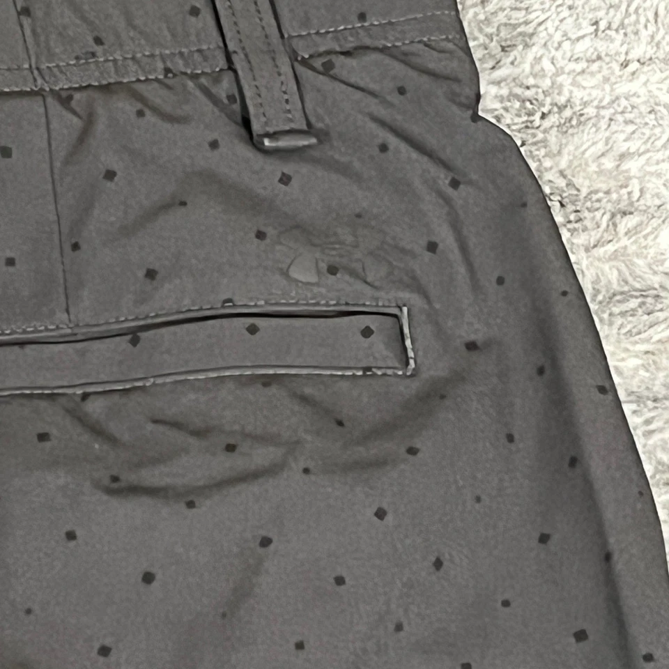 Pantalones cortos de golf Under Armour para hombre talla 34 gris oscuro lunares frente plano poliéster Foto 3 de 4