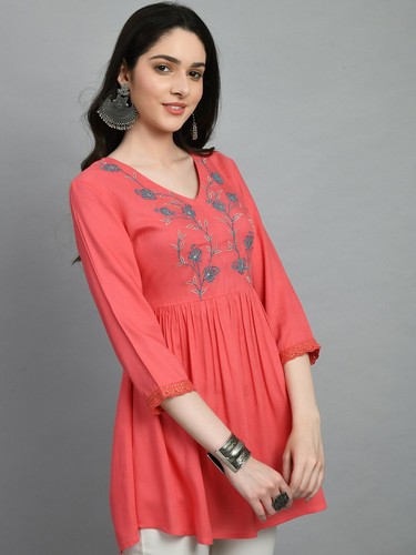 Indian Women BEAUTIFUL Peach Rayon Floral Embroidered Kurta Kurti New Top Tunic - Picture 3 of 8