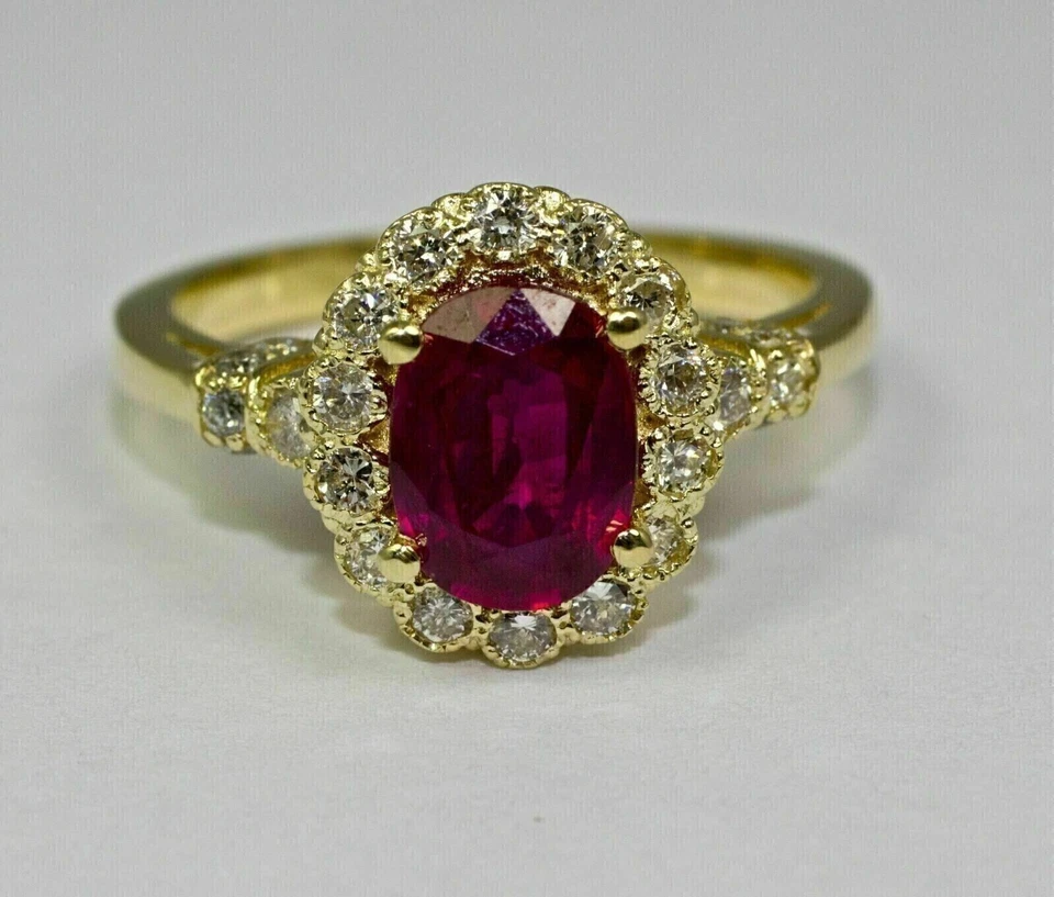 Anillo de compromiso con halo de rubí rojo simulado corte ovalado de 2,00 quilates enchapado en oro amarillo de 14 k Foto 4 de 4