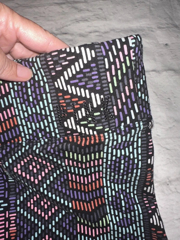 Pantalones Cortos de Motociclista VS PINK Para Mujer Pequeños Victoria’s Secret Azteca Bling Logo Foto 4 de 4