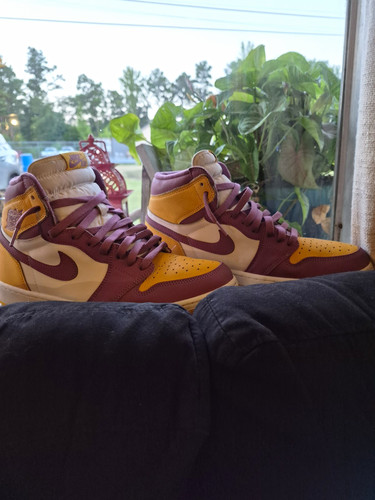 Jordan Air Jordan 1 Retro High OG Brotherhood Gold Burgundy White 555088-706