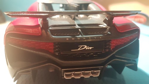 Bugatti Divo (2020) - Colore Rosso Metallizzato - 1/18 Burago - Foto 21 di 22