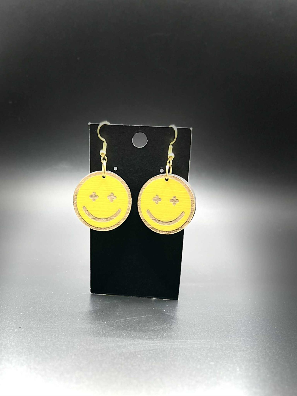 Pendientes Emoji Ojos Cruzados Smiley Madera Hechos a Mano Cara Feliz Joyería